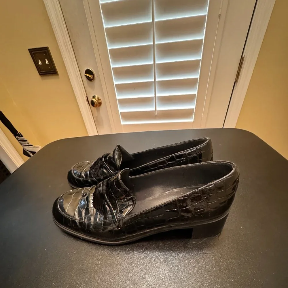 Stuart Weitzman size 7 black patent leather pump loafers